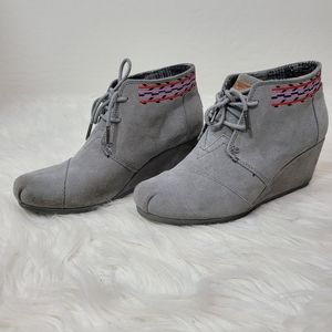 Toms desert gray wedge 8.5